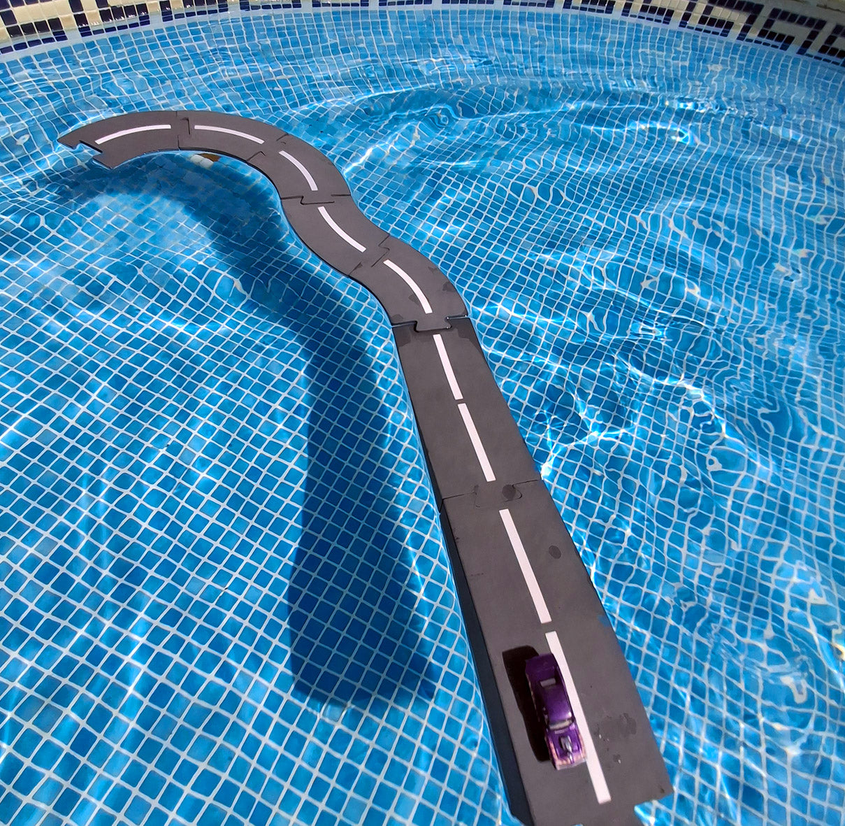 Circuitos para coches de juguete para jugar en la piscina