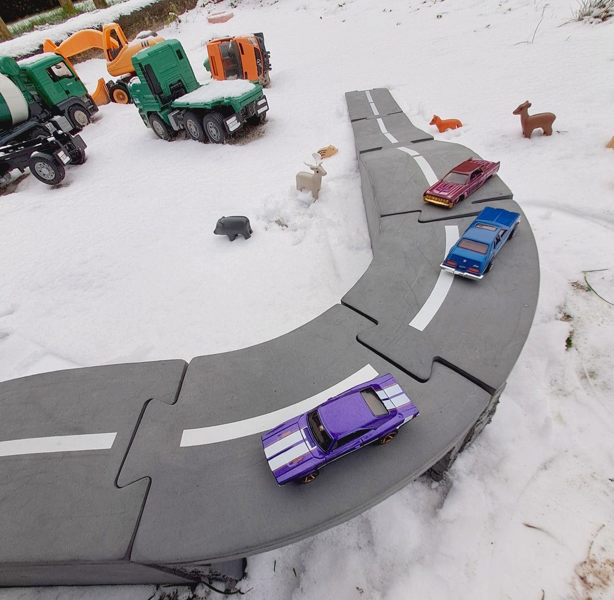 Circuito para coches de juguete en la nieve