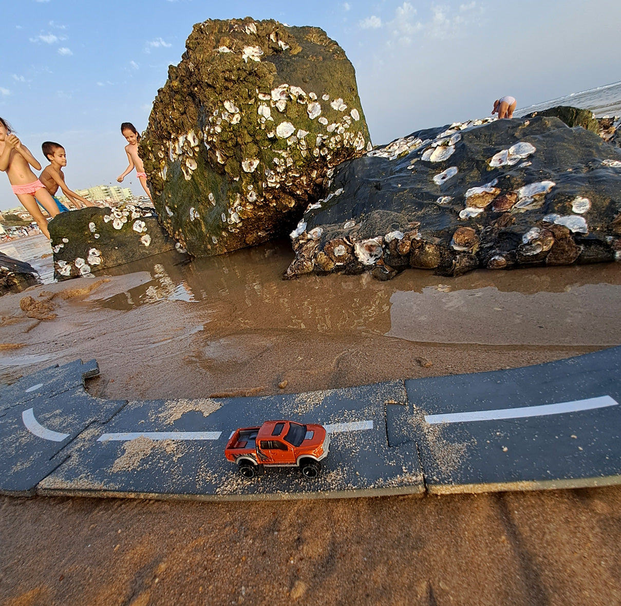 Pistas para coches de juguete para jugar en el mar