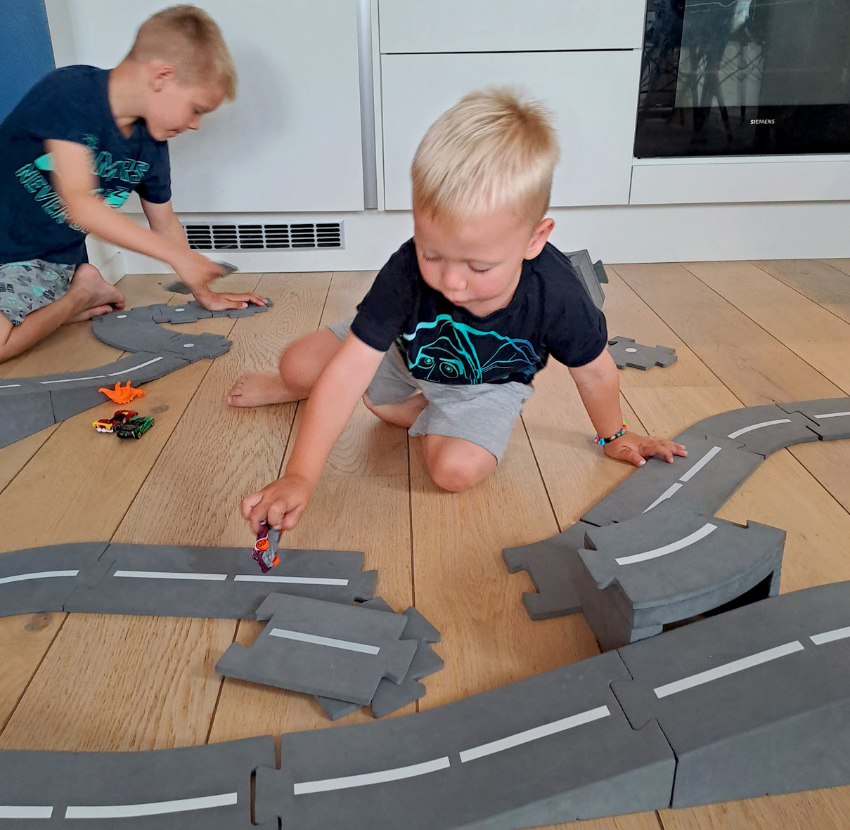 hot wheels en la piscina Pista de coches para niños. Carretera exterior juguete. Juguetes para niño de 6 años pista de coche. Pista blanda de coche para niños. Circuitos slot. 