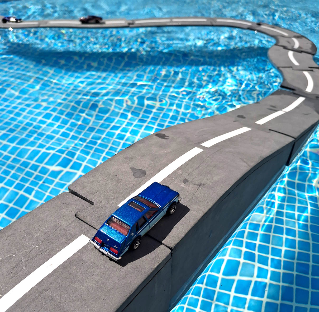 Pistas para coches de juguete. Circuito con rampas para coches de juguete. Carretera flexible juguete. Carretera de coches flexible forma puzzle. Juguetes educativos circuito coches. Circuito de carreras infantil. Autopista flexible. Circuitos de carreras para niños. 

