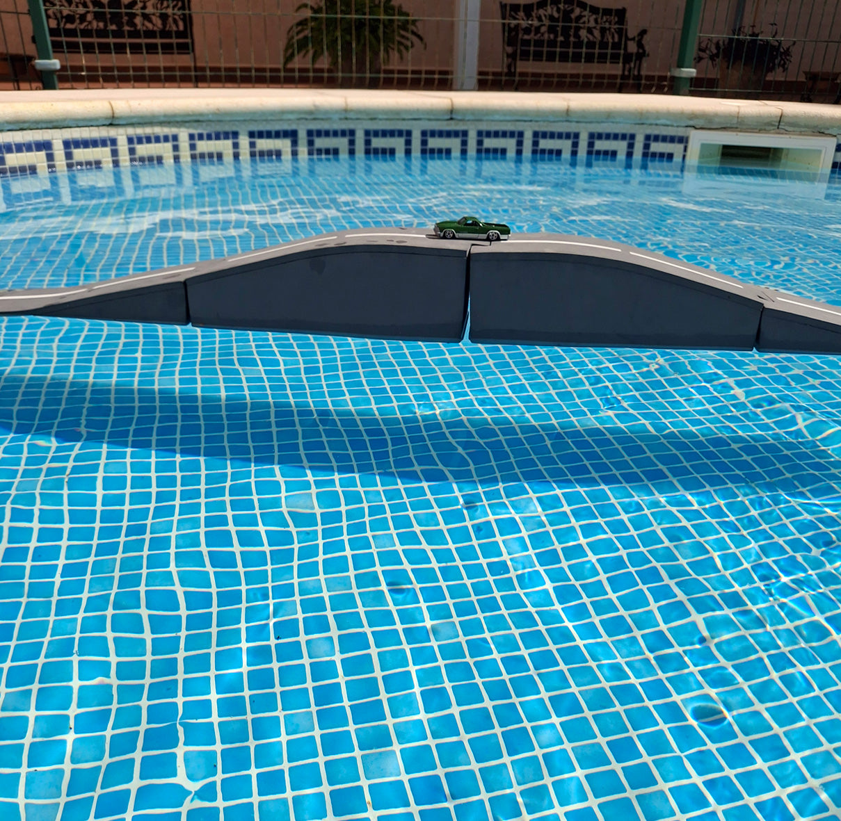 Montaña para coches de juguete de hot wheels en la piscina